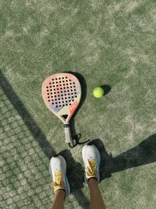 Berapa estimasi biaya total untuk membangun satu lapangan padel di Jakarta?