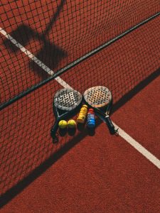 Berapa estimasi biaya total untuk membangun satu lapangan padel di Jakarta?